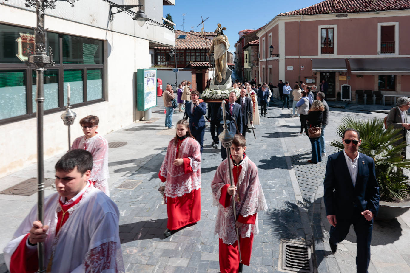 Una multitud disfruta de la Venia en Luanco