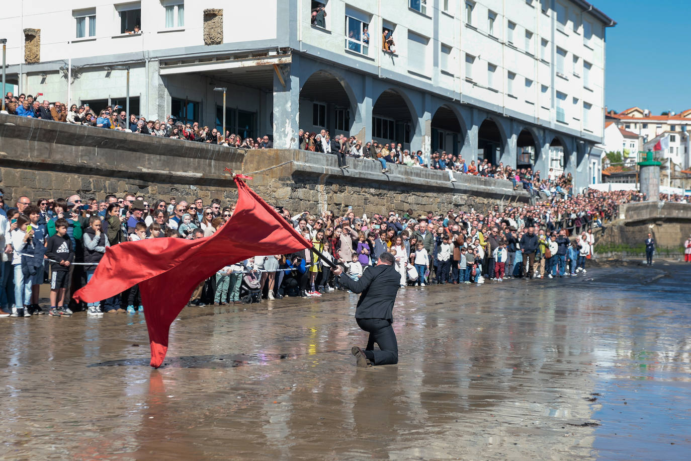 Una multitud disfruta de la Venia en Luanco