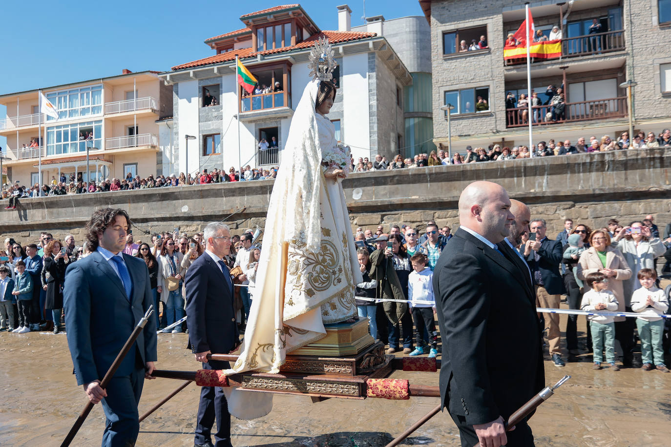 Una multitud disfruta de la Venia en Luanco