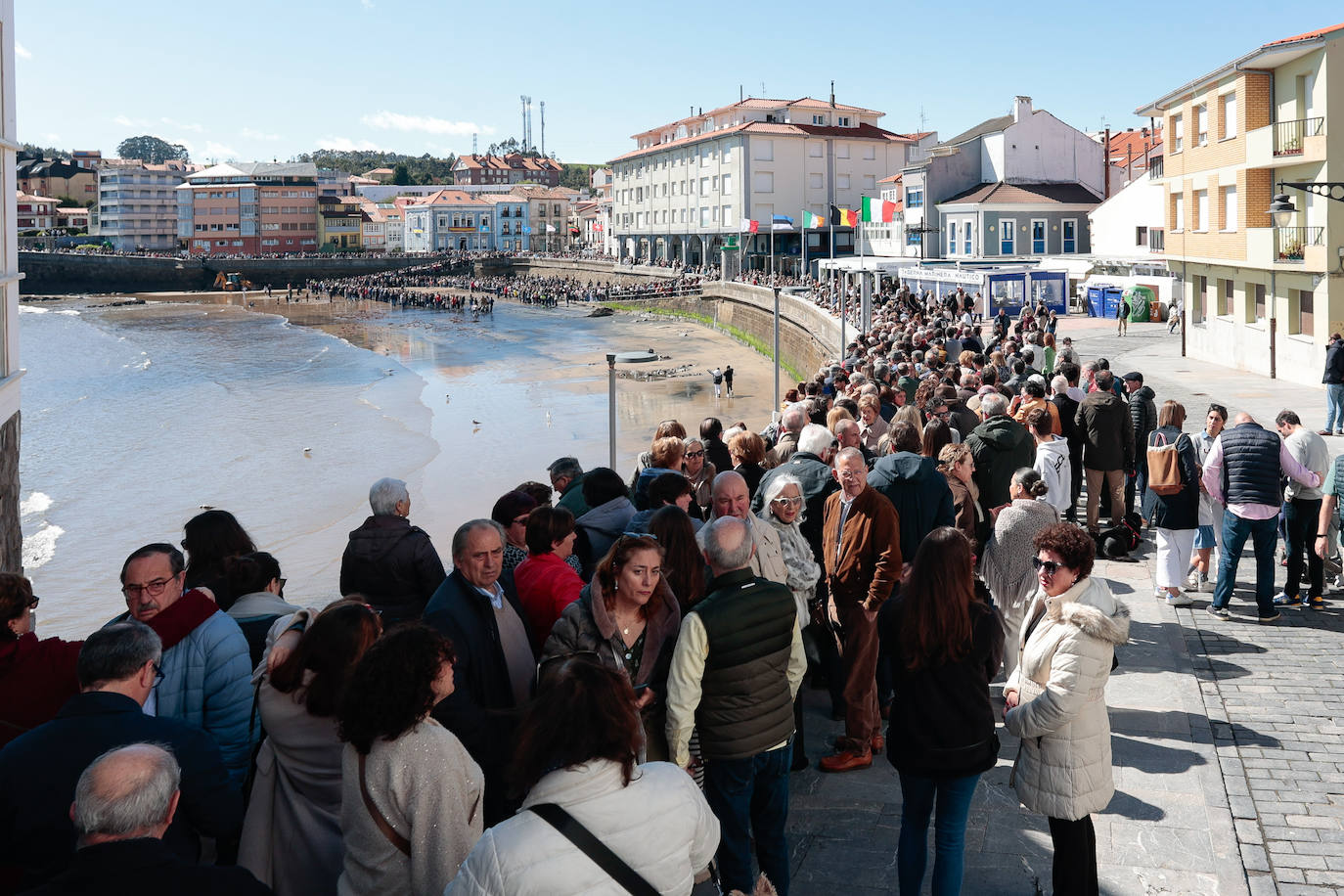 Una multitud disfruta de la Venia en Luanco