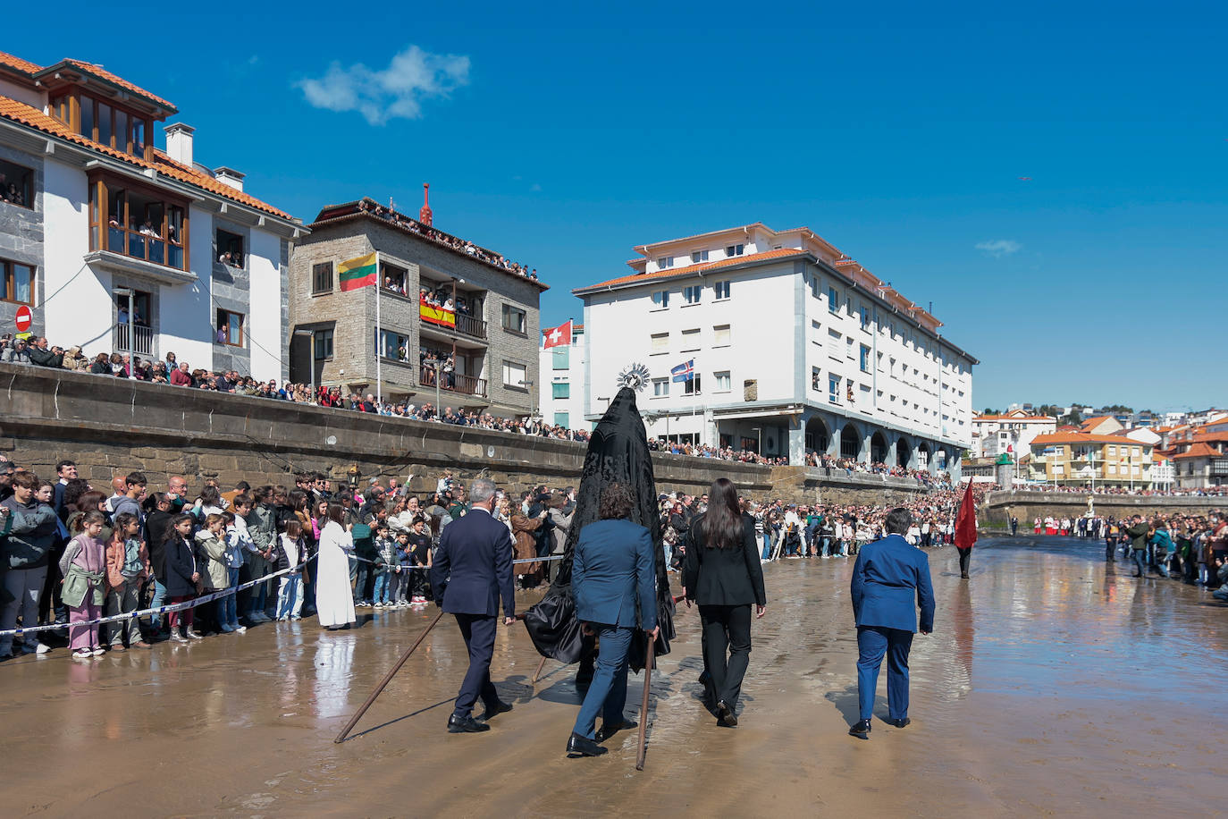 Una multitud disfruta de la Venia en Luanco