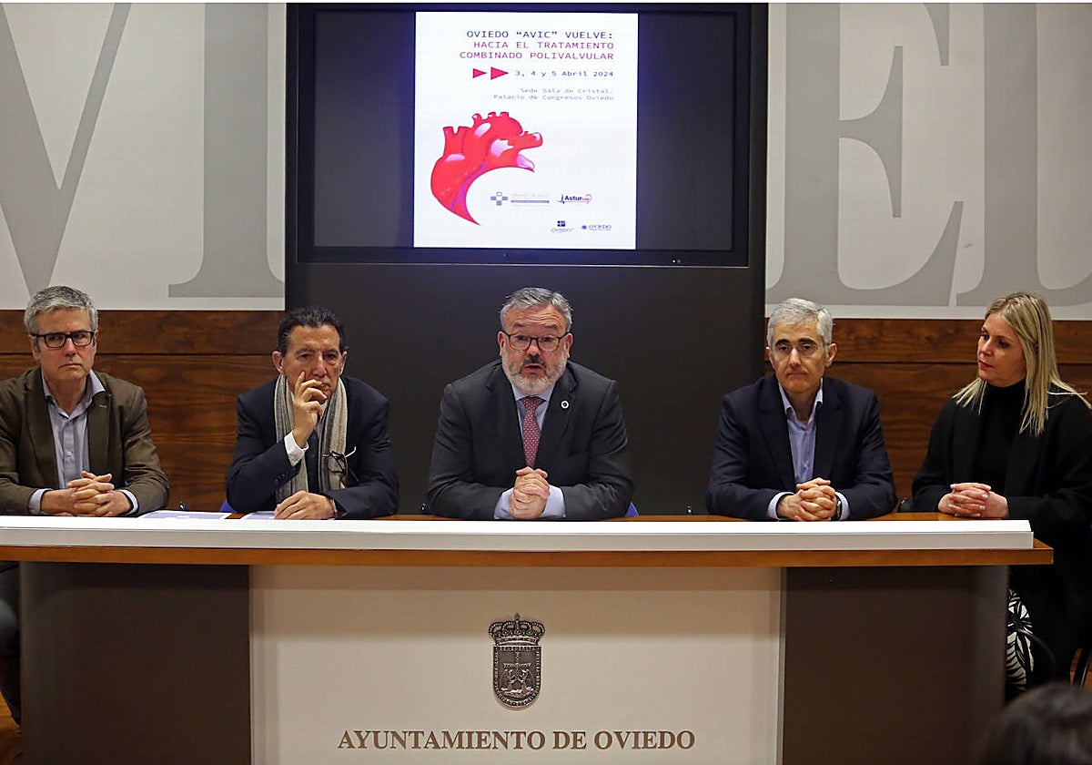 El jefe de Cirugía Cardíaca del HUCA, Jacobo Silva; el director del área de Gestión Clínica del Corazón, César Morís; el concejal de Turismo, Alfredo García Quintana; el jefe de Hemodinámica y Cardiología, Pablo Avanzas, y la supervisora de Enfermería del área del Corazón, Ángela Herrero.