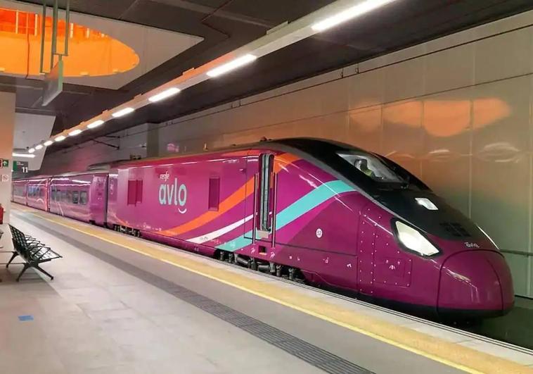 En la foto, el modelo Avril, en la versión que Renfe explotará como AVLO, en León. En el vídeo, Adrián Barbón habla sobre el anuncio.