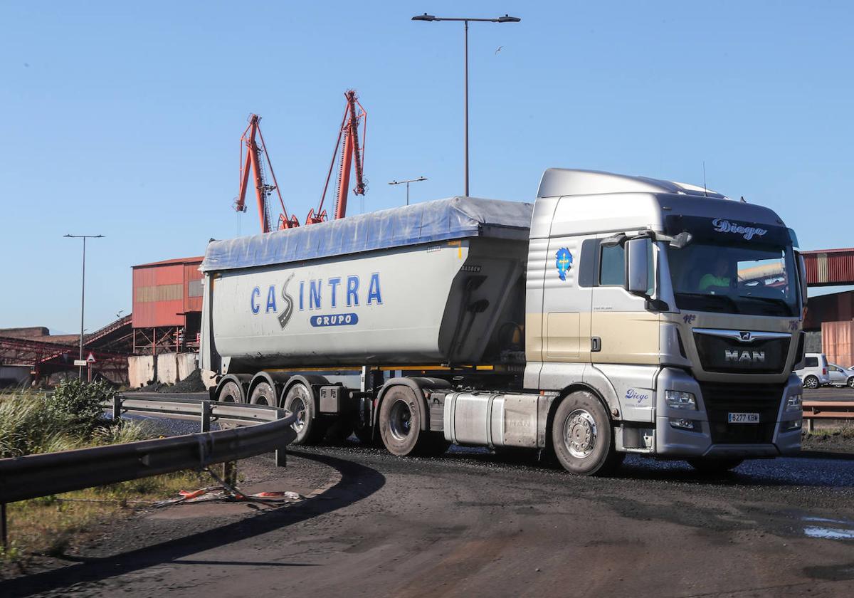 Un camión circula por las instalaciones portuarias.