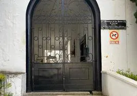 La Policía Local no puede abrir el cementerio de El Entrego, mientras el Ayuntamiento anuncia que recurrirá el cierre