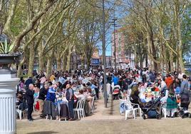 Asistentes a la Comida en la Calle de Avilés en el parque del Muelle, una de las dos nuevas ubicaciones de este año.