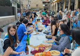 Miles de vecinos disfrutan de la Comida en la Calle en Avilés.