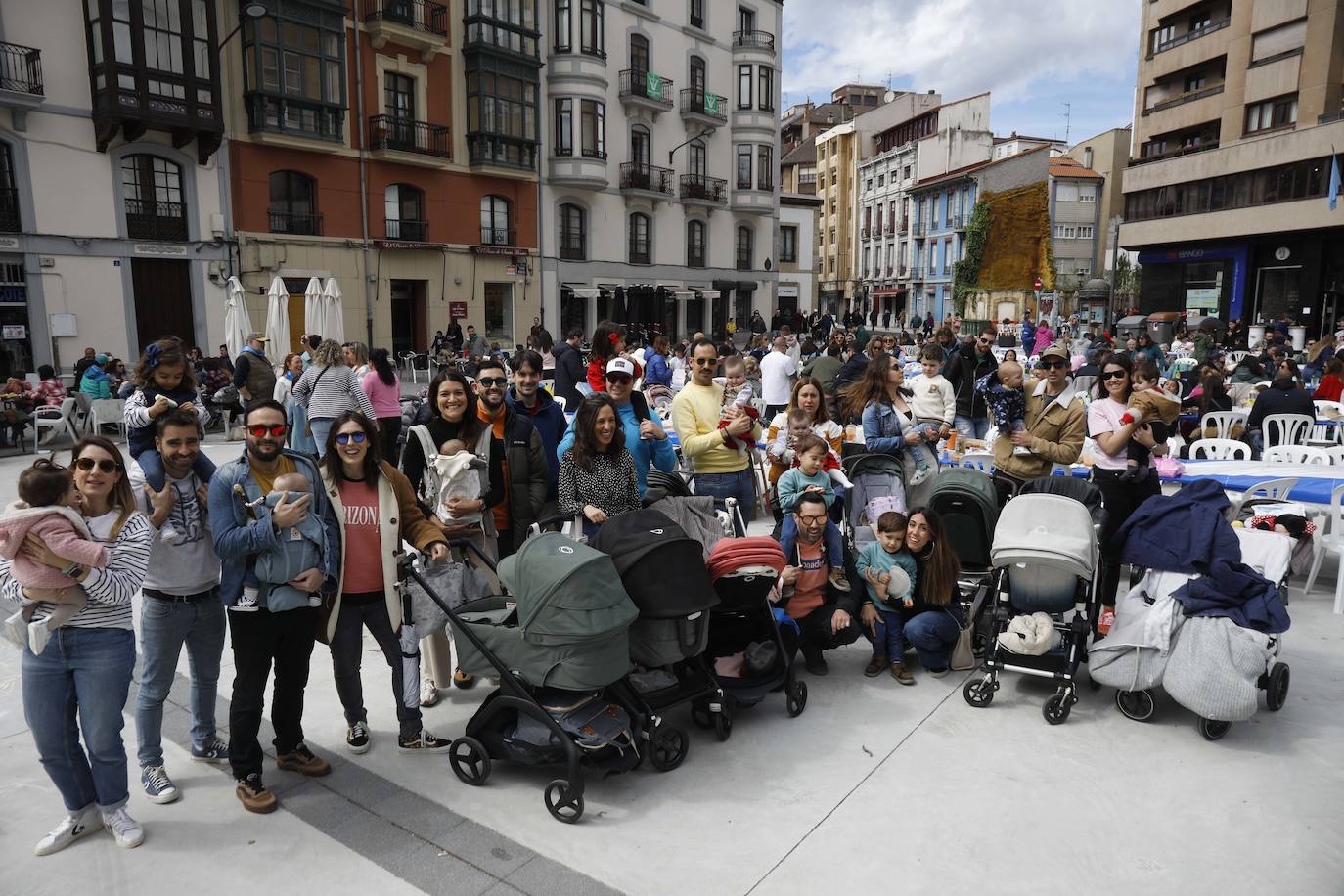 Un grupo con una decena de carricoches se dieron cita en la plaza.