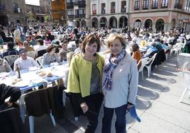 Roxanne Horvath, vicealcaldesa de San Agustín, comió en la plaza de España con Mariví Monteserín.