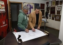 El concejal José Ramón Tuero y Jorge Guerrero, de la Federación de Peñas Sportinguistas, observan los planos del proyecto.