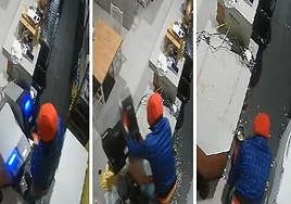 Las cámaras de seguridad del local captaron al atracador manipulando la caja registradora y, posteriormente, recogiendo monedas del suelo.