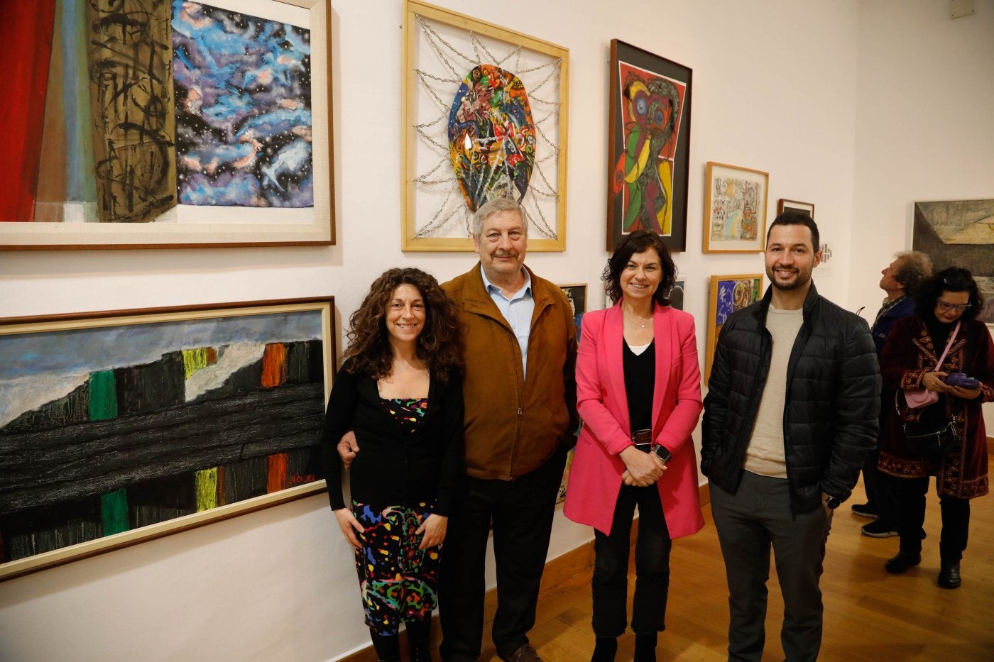Anina Hood, Pedro Guerra, la concejala de Cultura, Montserrat López, y el director de la Fundación Municipal de Cultura, Aitor Martínez Valdajos, durante la inauguración.