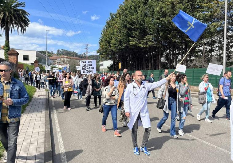 Cientos de trabajadores del Hospital de Jove reclaman mejoras salariales.