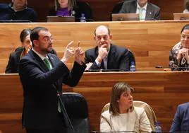 El presidente del Principado de Asturias, Adrián Barbón, responde en el pleno de la Junta General del Principado, a las preguntas formuladas por los grupos parlamentarios.