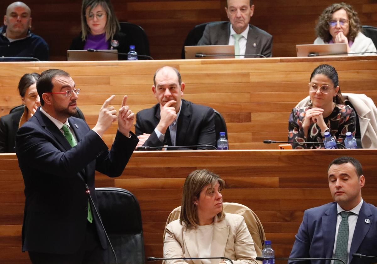 El presidente del Principado de Asturias, Adrián Barbón, responde en el pleno de la Junta General del Principado, a las preguntas formuladas por los grupos parlamentarios.