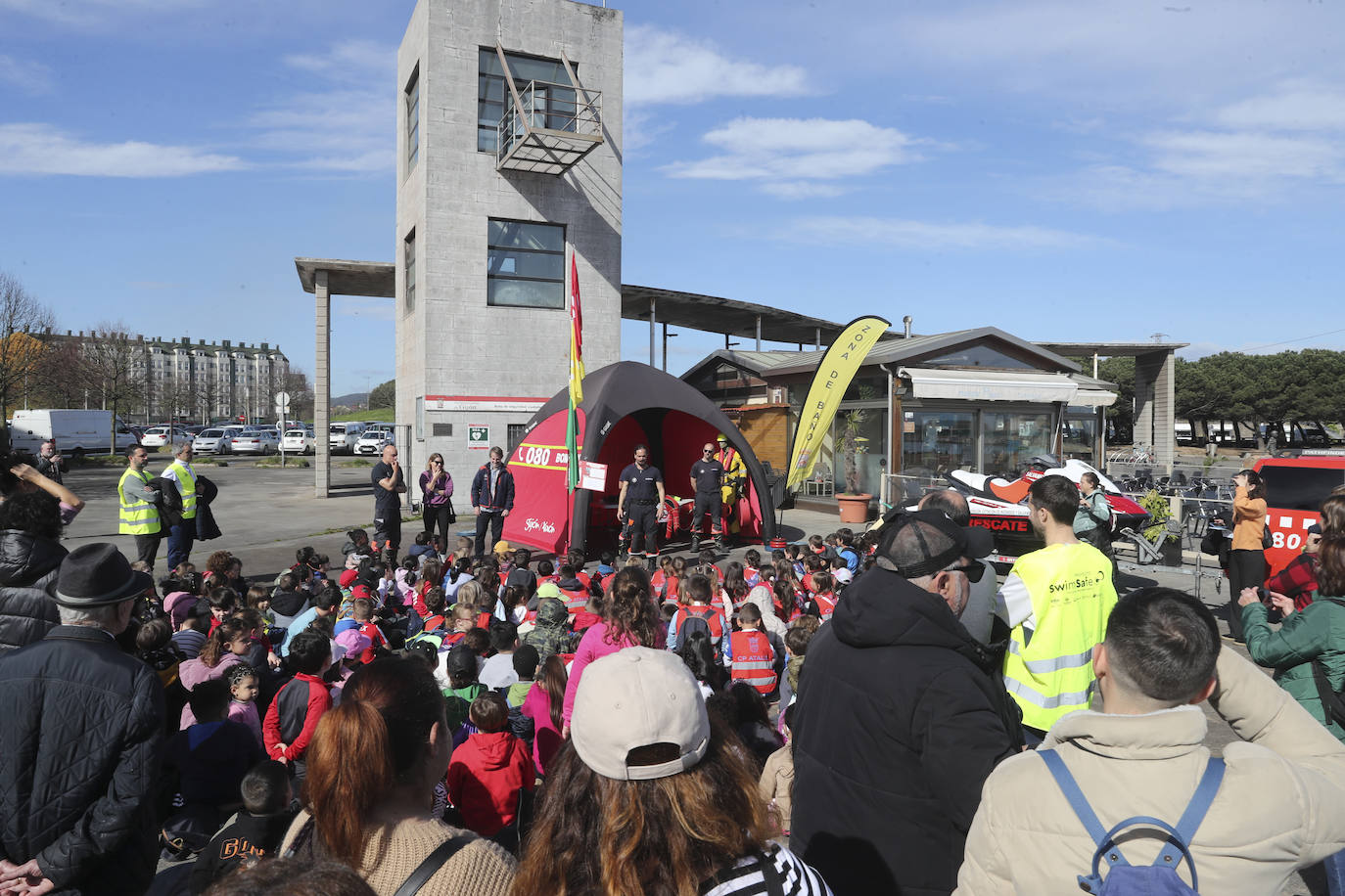 Los niños de Gijón aprenden seguridad acuática en la playa de El Arbeyal