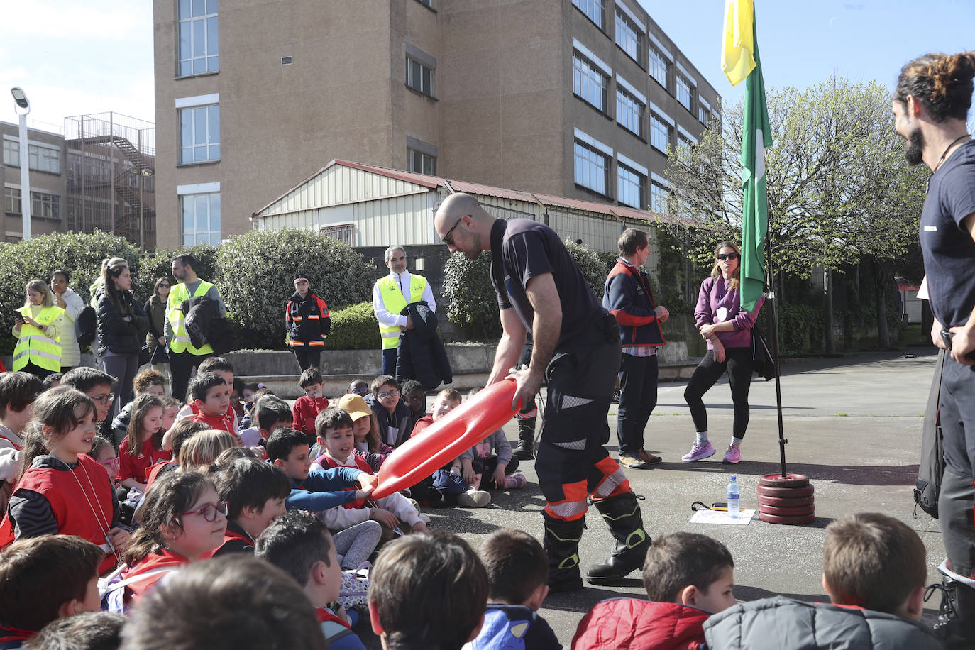 Los niños de Gijón aprenden seguridad acuática en la playa de El Arbeyal