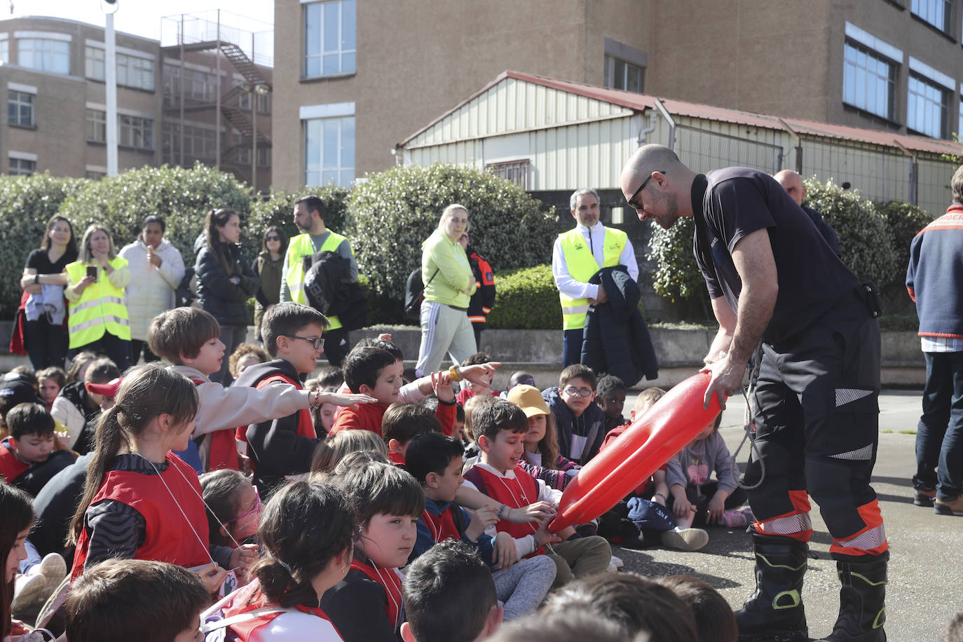 Los niños de Gijón aprenden seguridad acuática en la playa de El Arbeyal