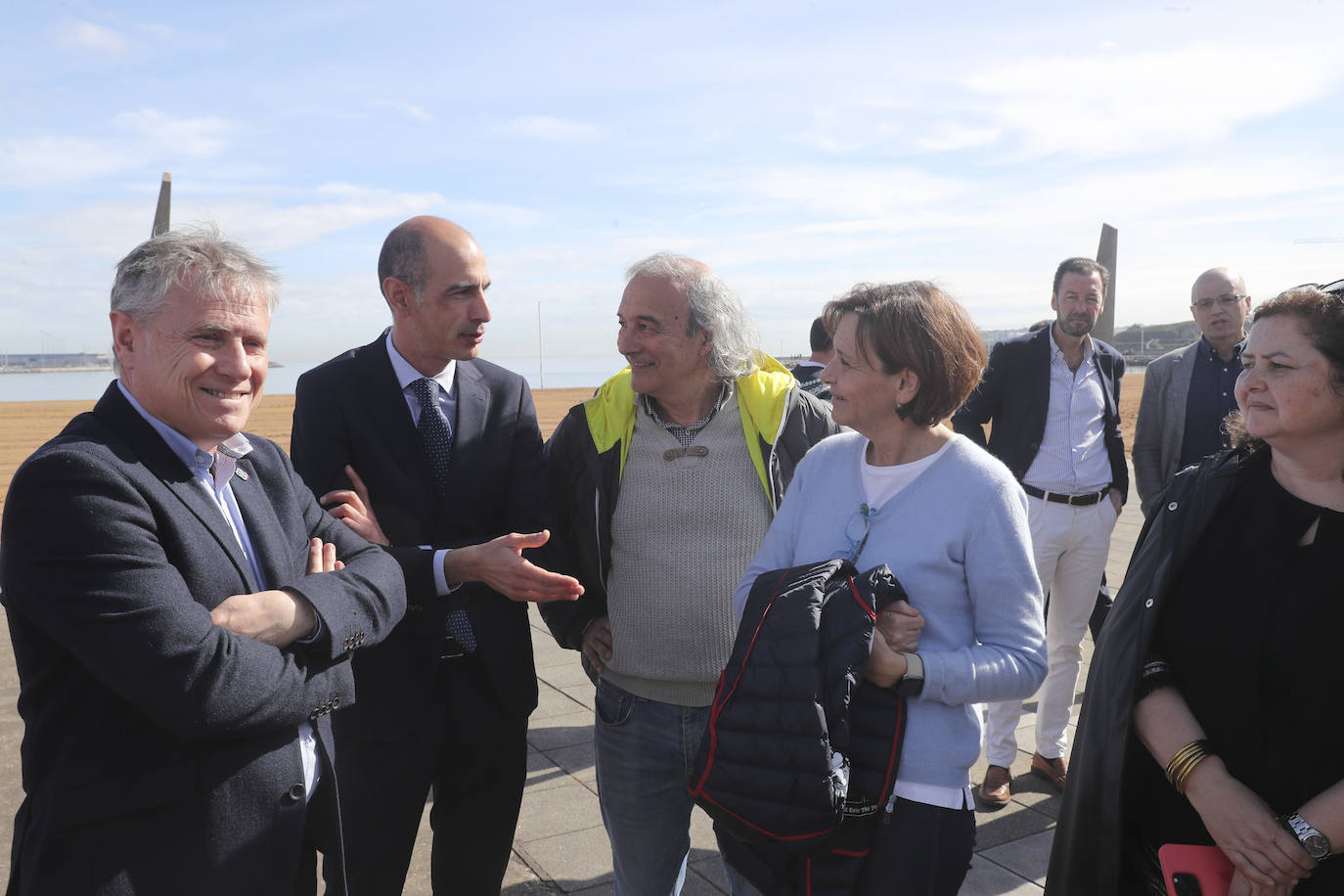 Los niños de Gijón aprenden seguridad acuática en la playa de El Arbeyal