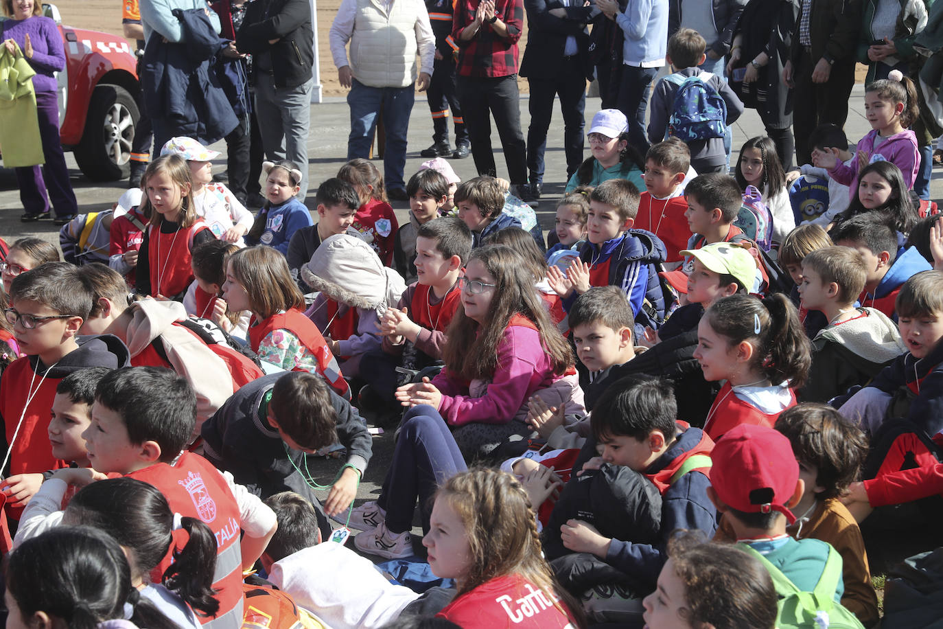 Los niños de Gijón aprenden seguridad acuática en la playa de El Arbeyal