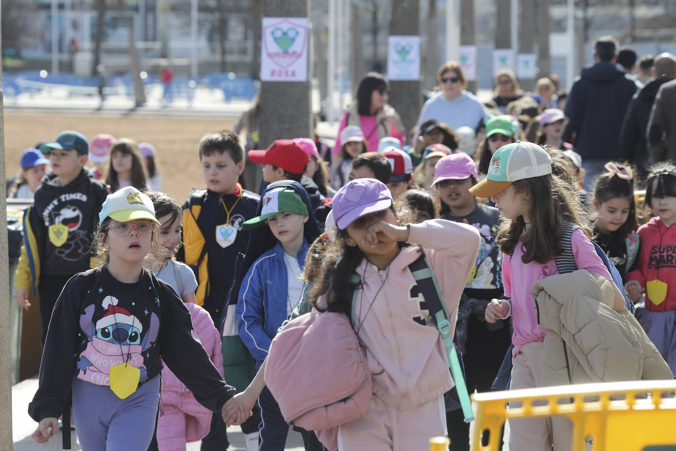 Los niños de Gijón aprenden seguridad acuática en la playa de El Arbeyal