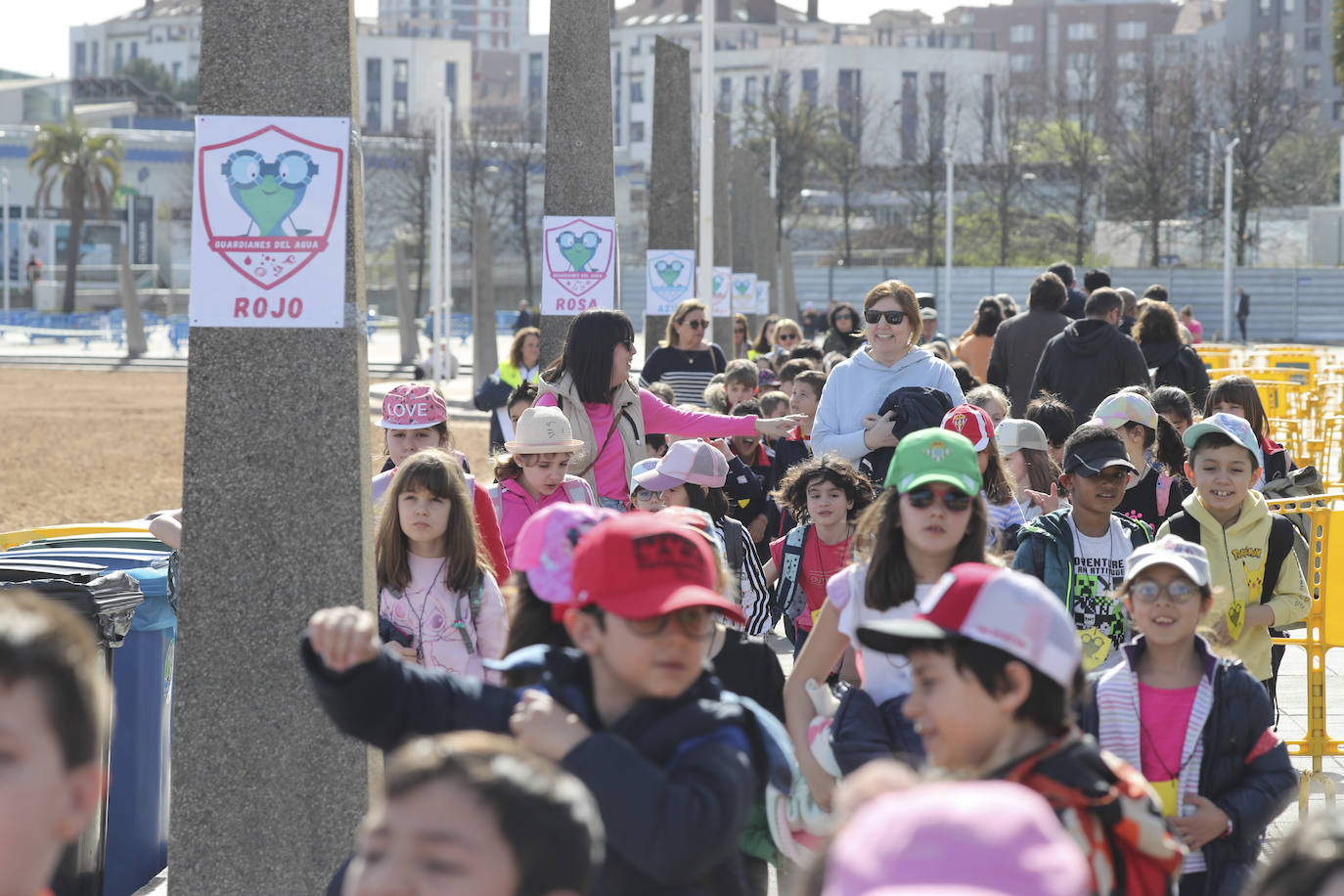 Los niños de Gijón aprenden seguridad acuática en la playa de El Arbeyal