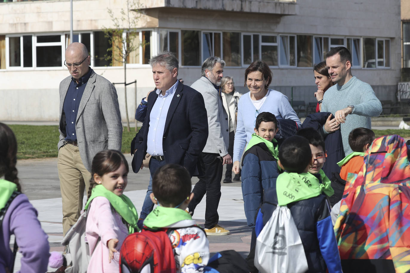 Los niños de Gijón aprenden seguridad acuática en la playa de El Arbeyal