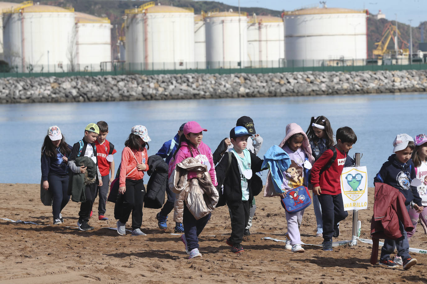 Los niños de Gijón aprenden seguridad acuática en la playa de El Arbeyal