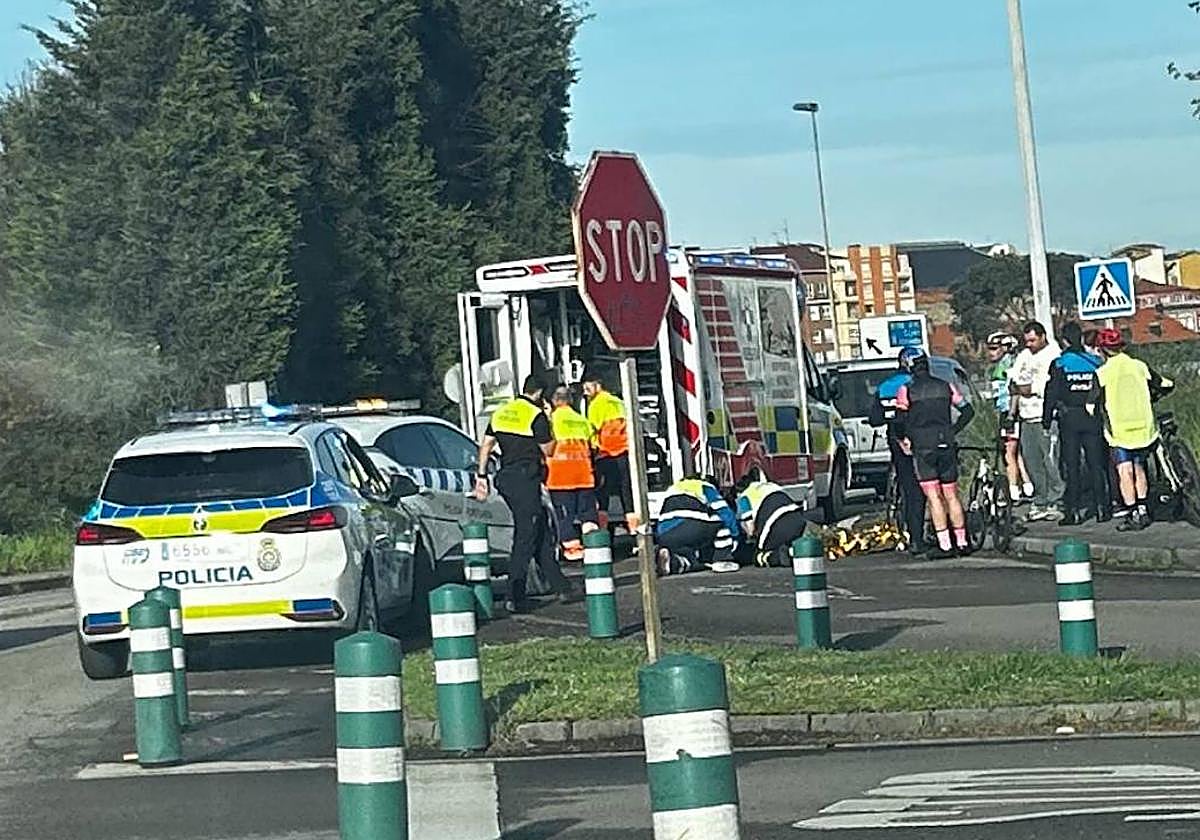 Los sanitarios atendiendo al ciclista que quedó tendido en la carretera.