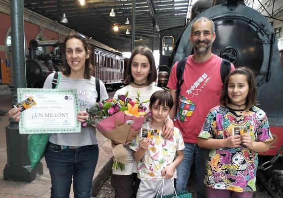 Nerea y Mikel, con sus hijas, Uxue, Ane y Maider, a su llegada el Museo del Ferrocarril esta tarde.