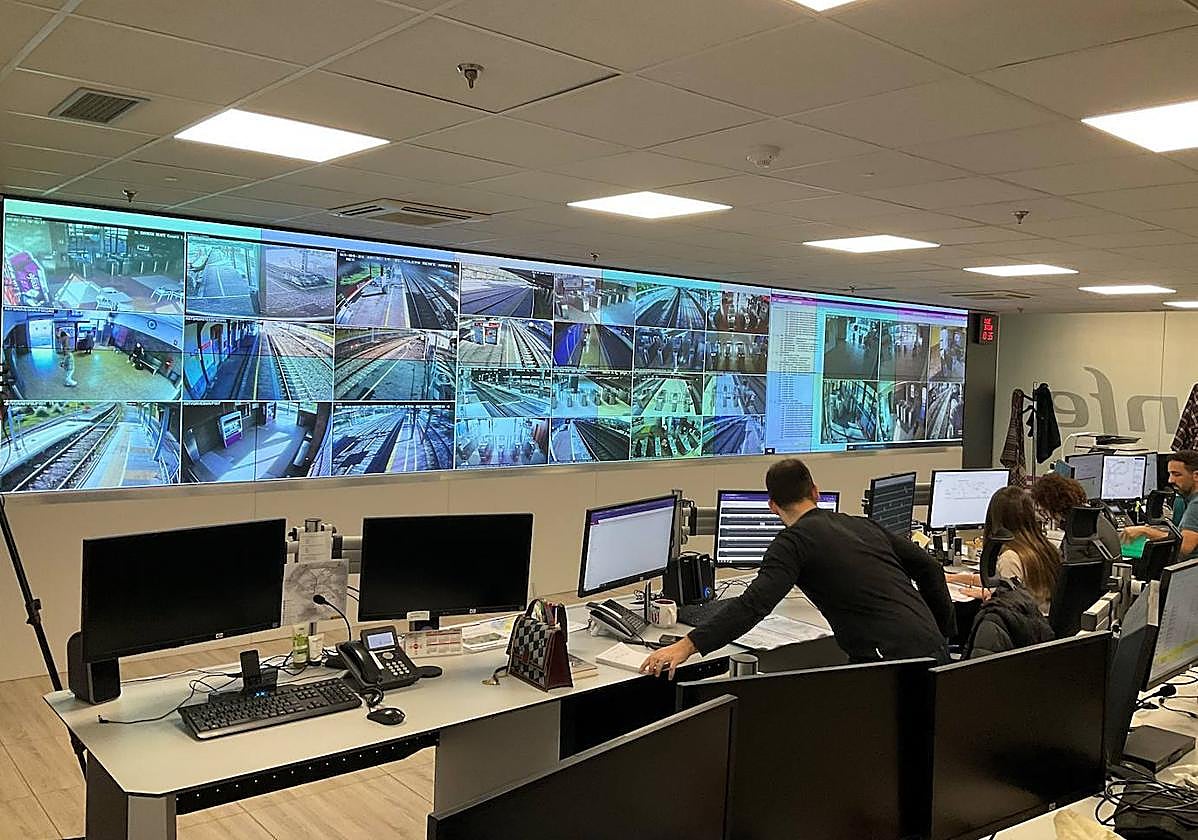 La zona 'video wall', uno de los puntos de la nueva 'torre de control' de Renfe que se encuentra en la estación de tren de Oviedo.