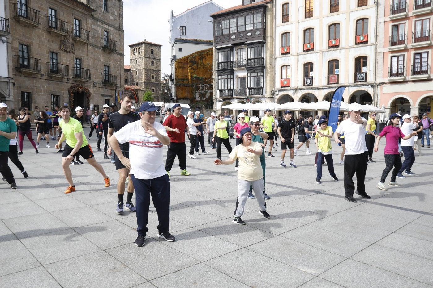 Los usuarios de la Asociación Rey Pelayo practicaron zumba en El Parche. J. SIMAL
