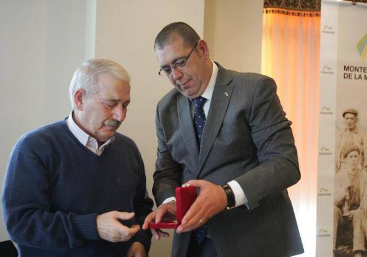 José Ángel Fernández Villa recibe la medalla del Montepío de la Minería del que fuera presidente entonces, José Antonio Postigo.