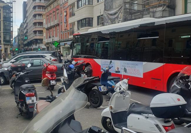 Otra imagen del atasco generado por el coche mal aparcado en la zona de El Parchís.