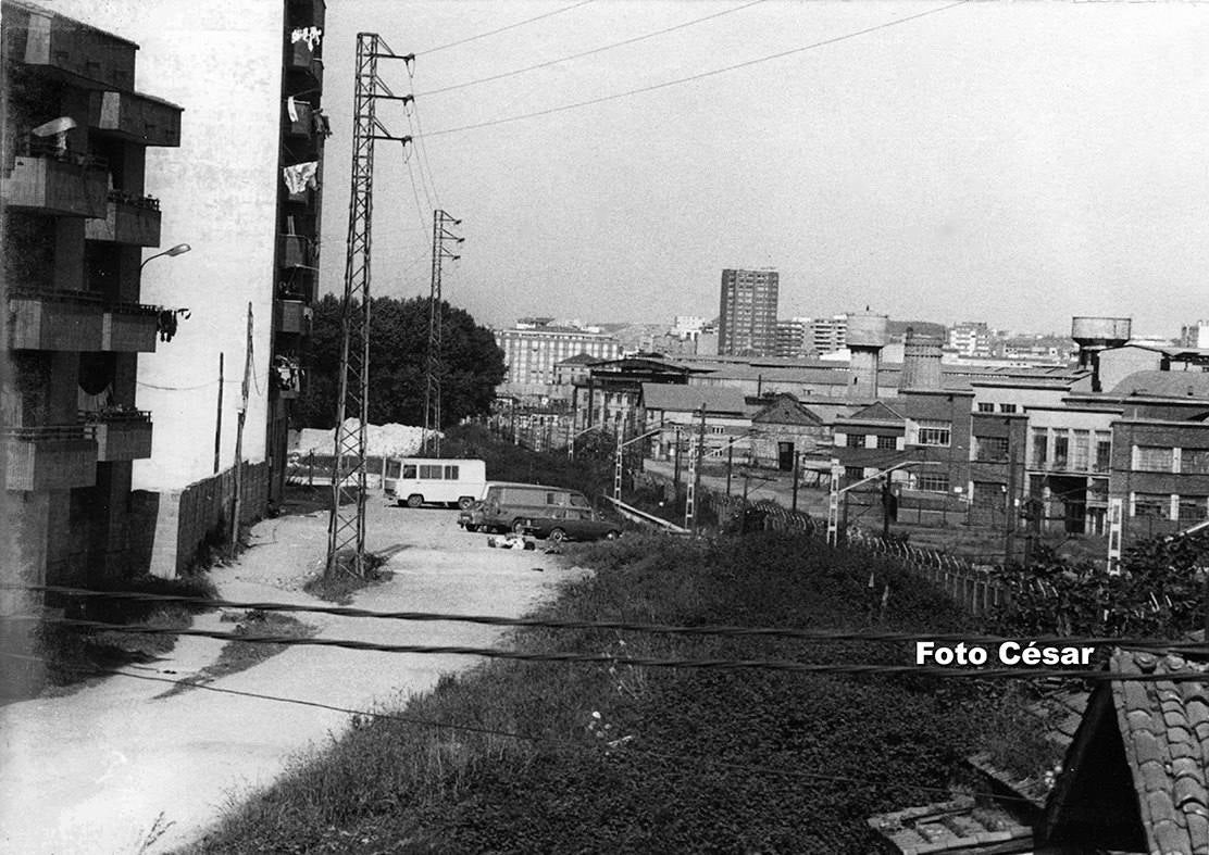 Vista de la actual avenida José Manuel Palacio, a la altura del número 23, cuando la vía de ferrocarril ocupaba lo que hoy es la calle. Al otro lado se ve la fábrica de Moreda. Mayo de 1982.