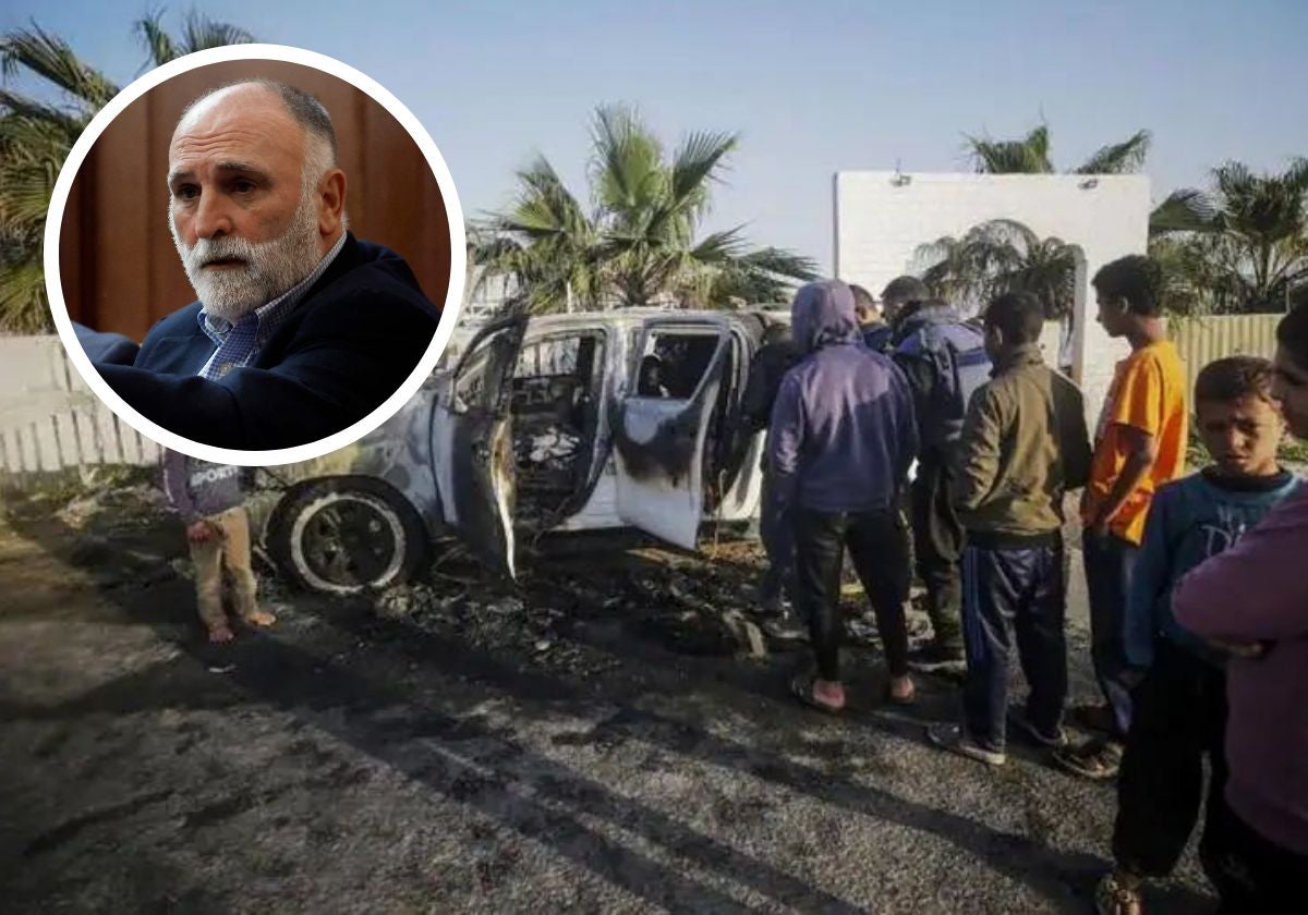 Varios hombres y niños palestinos observan los restos de uno de los vehículos atacados por el ejército israelí.