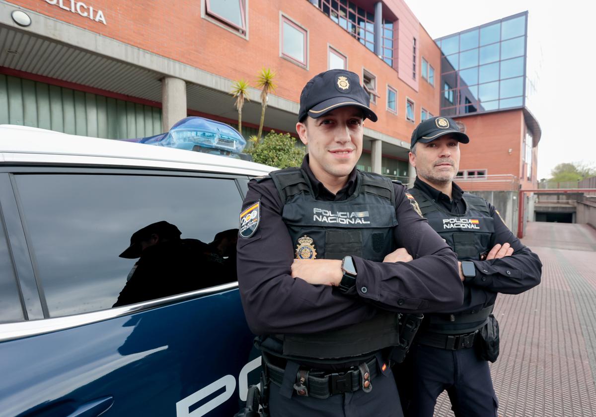 Hugo y Javier, los agentes de la Policía Nacional que evitaron que un hombre se arrojase desde lo alto del puente de Nuevo Roces.