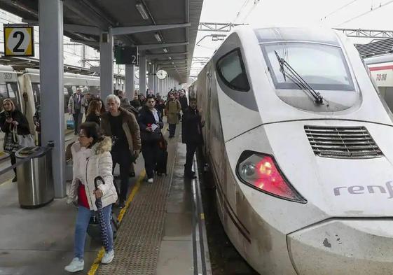 Pasajeros del AVE en la estación de Gijón.
