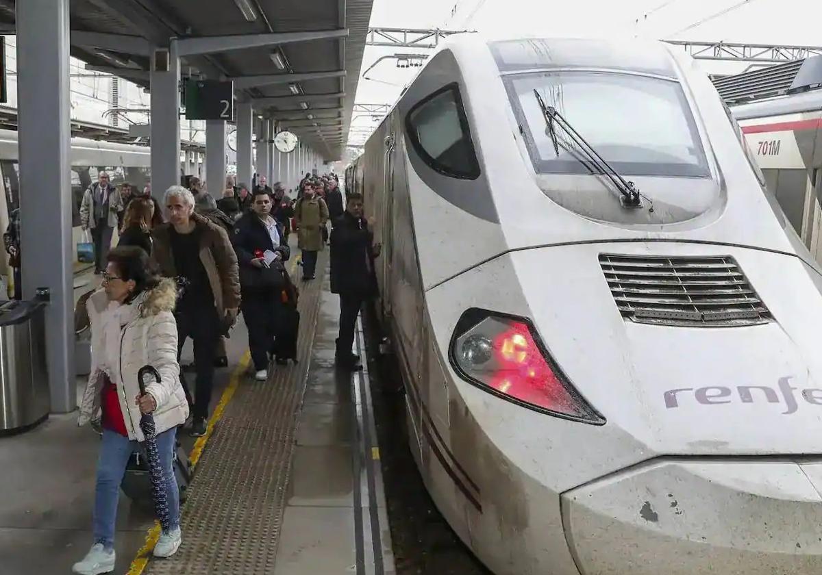 Pasajeros del AVE en la estación de Gijón.