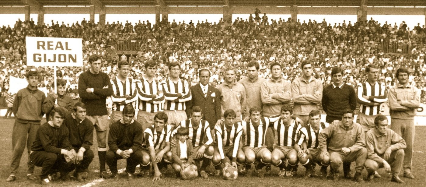 La plantilla del Sporting, en los prolegómenos del encuentro ante el Onteniente, en El Molinón, el 31 de mayo de 1970. De izquierda a derecha, de pie, Castro, Echevarría, Alonso, Herrero I, Carriega, Martínez, Salazar, Florín, Tejada, García Cuervo, Puente y Del Cueto, y, agachados, Lavandera, Miera, Mortera, Herrero II, Quini, Paquito, 'Tati' Valdés, José Manuel, Churruca, Eraña y De la Fuente. Faltó Marañón, incorporado a la 'mili'.