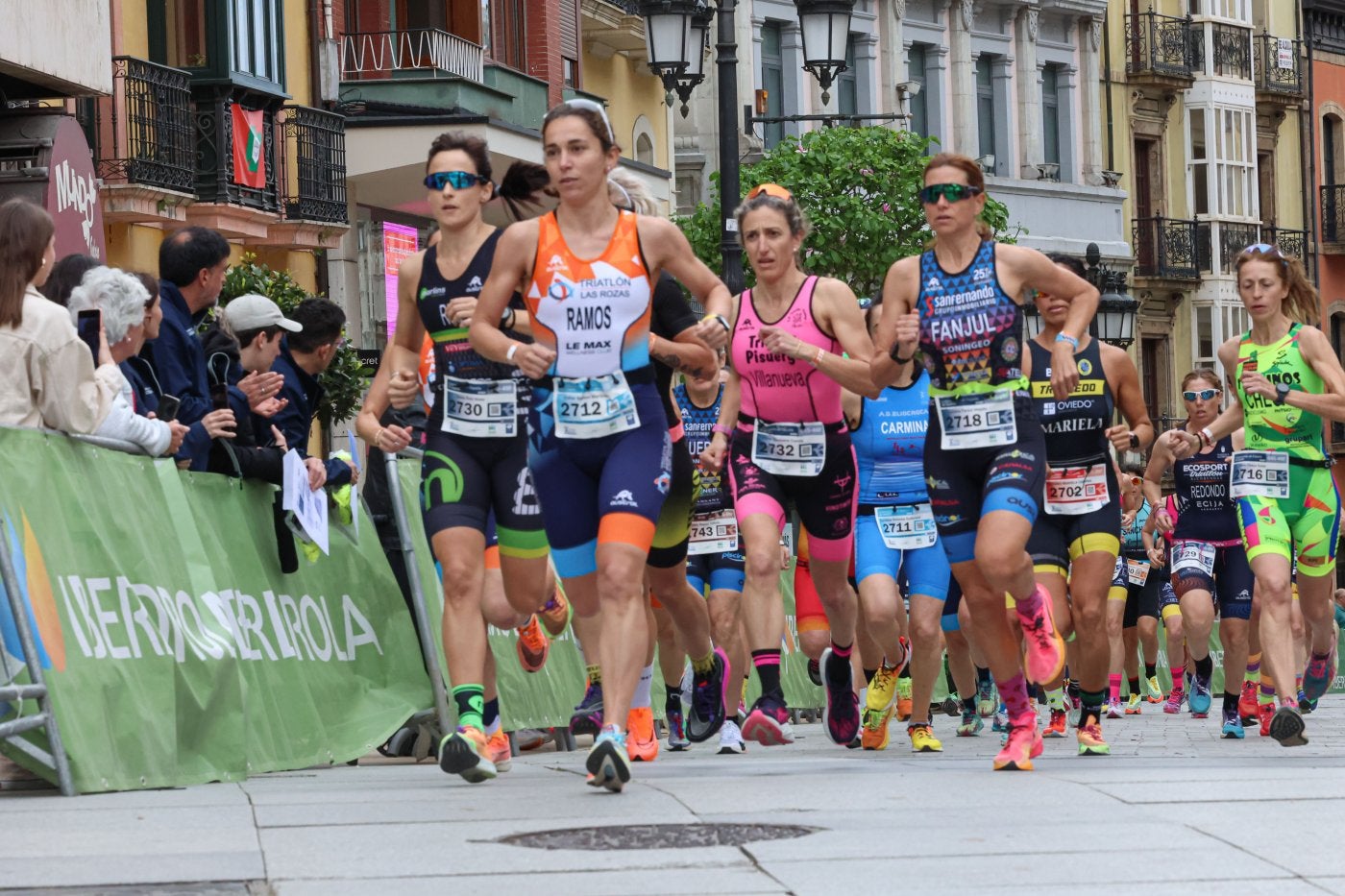 La carrera femenina por grupos de edad afronta una de las subidas del circuito urbano avilesino.