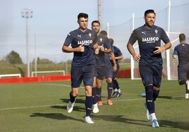 Gio Zarfino, delante de Pascanu, calentando. Galería: Entrenamiento del club, este sábado.