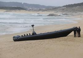 Una de las narcolanchas abandonada en una playa de Ribeira en febrero de 2023.