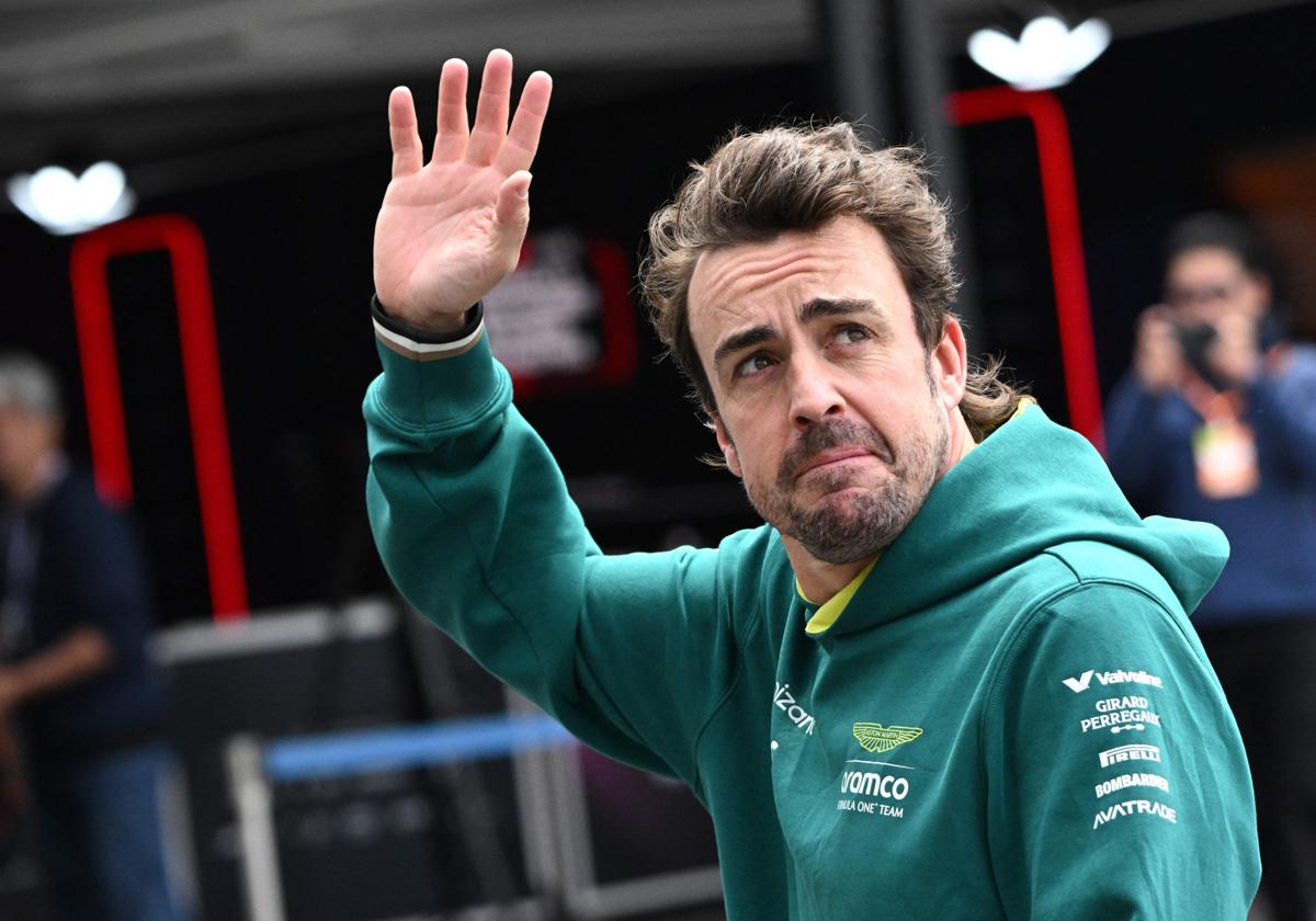 Fernando Alonso después de participar en la tercera sesión de entrenamientos libres para la carrera del Gran Premio de Japón de Fórmula 1, en el circuito de Suzuka en Suzuka