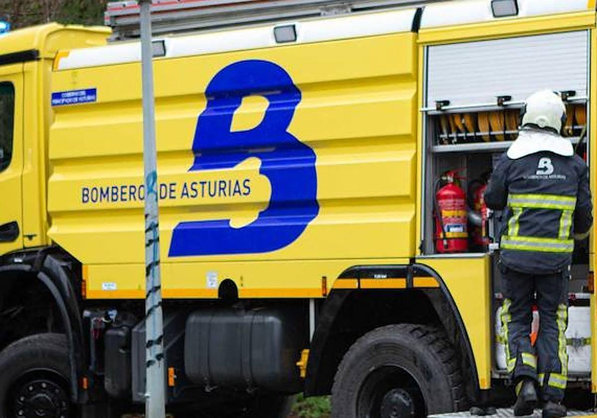 Calcinados dos coches en una calle de Cangas del Narcea