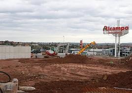 Obras de ampliación del centro comercial Alcampo, en Gijón.