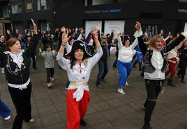 Gijón baila a ritmo de 'Waterloo' y ABBA
