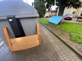 Un cabecero de una cama, el colchón y el somier, dejados en una calle de Llaranes.