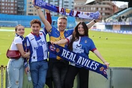 Varios aficionados del Real Avilés, bien equipados.