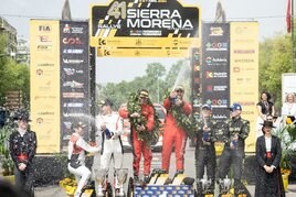 Los tres equipos asturianos festejan su resultado en el podio final del Rally Sierra Morena.